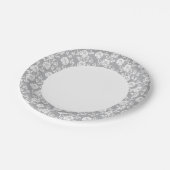 Assiettes En Carton motif en dentelle blanche sur arrière - plan gris (Angle)
