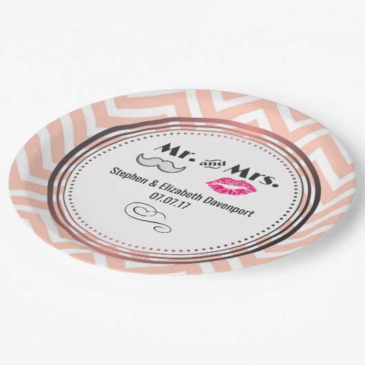 Assiettes En Carton Moustache & Lèvres M. & Mme Peach Chevron Mariage (Angle)