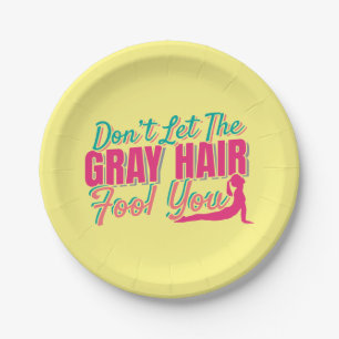 Assiettes En Carton Ne laissez pas les cheveux gris vous tromper Citat