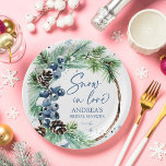 Assiettes En Carton Neige amoureuse hiver nuptiale pins de douche wrea<br><div class="desc">Neige en amour hiver nuptiale douche modèle assiettes de fête,  aquarelle bleu poussiéreux baies d'hiver sur branches de pin enneigé flocons de neige moderne police décontractée personnalisée douche nuptiale plateaux personnalisés</div>