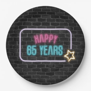 Assiettes En Carton Neon 65e Marque d'anniversaire sur mur de briques