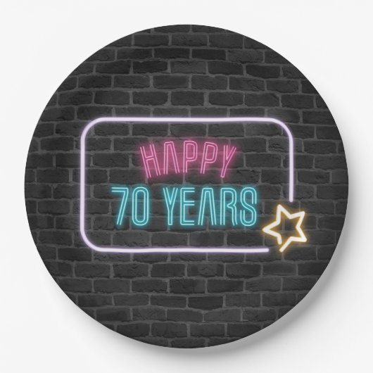 Assiettes En Carton Neon 70e Anniversaire Marque Sur Mur De Briques (Devant)