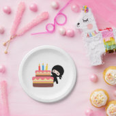 Assiettes En Carton Ninja minuscule derrière le gâteau d'anniversaire (Fête)