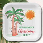 Assiettes En Carton Noël en Juillet Parti Personnalisé<br><div class="desc">Fêtons Noël en juillet avec une fête ! Famille Invitation et amis à votre fête de Noël et décorez-la avec ces assiettes en papier carré de style insulaire ornées de palmiers dessinés à la main et décorés de lumières. Facilement personnalisable avec votre nom. Aquarelle originale © Michele Davies.</div>