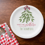 Assiettes En Carton Noël Joyeux Mistletoe Fêtes Berries Verdure<br><div class="desc">Merry Mistletoe aux baies blanches attachées dans un ruban rouge niché au-dessus d'une porte attendant que ceux qui se tiennent en dessous. Un design charmant et simple qui dépeint un élément de Noël simple et classique. Un design merveilleux pour toutes les occasions de vacances. Ce design présente Noël aquarelle mistletoe,...</div>