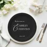 Assiettes En Carton Noir et blanc élégant monogramme simple imprimé<br><div class="desc">Noir et blanc élégant minimaliste mariage monogramme imprimé plaques modèle mariée et noms de mariés mariage décoration de vaisselle personnalisée</div>