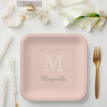 Assiettes En Carton Nom de la pêche et Plaques de papier monogramme in<br><div class="desc">Nom élégant et Monogram initial Bachelorette Party,  Anniversaire ou toute fête personnalisée imaginable qui peut être customisé avec votre nom initial et prénom. La couleur arrière - plan peut également être customisée pour correspondre à tout décor souhaité. Cliquez simplement sur le bouton personnaliser pour modifier les couleurs</div>