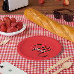 Assiettes En Carton Nom initial minimaliste moderne monogramme rouge<br><div class="desc">Monogramme moderne minimaliste nom initial noir blanc. Nom personnalisé personnalisable avec une initiale cursive derrière sur une couleur rouge.</div>