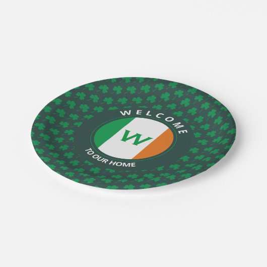 Assiettes En Carton Nom moderne Monogram Irish Flag Shamrock (Angle)