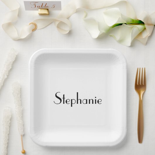 Assiettes En Carton Nom Monogram Modèle noir blanc personnalisé (Mariage)