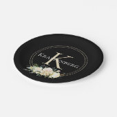 Assiettes En Carton Nom personnalisé noir Monogramme Roses blanches (Angle)