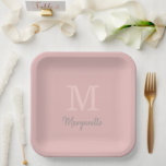 Assiettes En Carton Nom rose poussiéreux et Plaques de papier monogram<br><div class="desc">Nom élégant et Monogram initial Bachelorette Party,  Anniversaire ou toute fête personnalisée imaginable qui peut être customisé avec votre nom initial et prénom. La couleur arrière - plan peut également être customisée pour correspondre à tout décor souhaité. Cliquez simplement sur le bouton personnaliser pour modifier les couleurs</div>