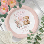 Assiettes En Carton Nounours C'est un Baby shower d'attente pour fille<br><div class="desc">Une paire de nounours doux tenant des ballons "C'est une fille et on peut attendre vite !" Baby shower.</div>