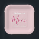 Assiettes En Carton Nous t'aimons Maman Pink Minimalist<br><div class="desc">Nous Vous Aimons Maman Design Minimaliste Rose. Une typographie douce, féminine, simple, moderne et élégante. Le texte est "Nous t'aimons", "Maman" et "Tes noms". Tout le texte peut facilement être changé en vos propres messages adorables. Commandez ces jolies plaques en papier aujourd'hui pour express votre amour et grâce à votre...</div>