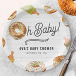 Assiettes En Carton Oh Baby Bottles & Bagels Baby shower Brunch<br><div class="desc">Bouteilles & Bagels thème baby shower brunch avec Illustration d'un bagel incorporé au design "oh bébé" avec des illustrations de biberon et bagel tout autour. Le design Arrière - plan est carrelage de métro.</div>