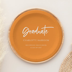 Assiettes En Carton Orange et Blanc Moderne Script Graduation Party