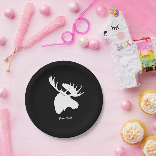 Assiettes En Carton orignal blanc contre arrière - plan noir (Fête)