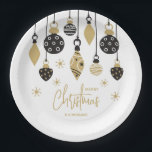 Assiettes En Carton Ornements de Noël noir et or chic<br><div class="desc">Des ornements d'arbres de Noël en noir et or et des flocons de neige mettent en valeur ces plaques de papier de fête de vacances avec votre nom et Joyeux Noël en lettrage chic. Idéal pour vos fêtes personnelles ou professionnelles. Disponible en 2 tailles . CORRESPONDANCE d'objets dans notre collection....</div>