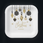 Assiettes En Carton Ornements de Noël noir et or chic<br><div class="desc">Des ornements d'arbres de Noël en noir et or et des flocons de neige mettent en valeur ces plaques de papier de fête carrés avec votre nom et Joyeux Noël en lettrage chic. Idéal pour vos fêtes personnelles ou professionnelles. CORRESPONDANCE d'objets dans notre collection.</div>