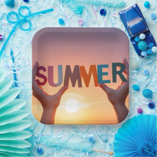 Assiettes En Carton Paire de mains tenant le texte d'été (Fête)