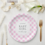 Assiettes En Carton Pale Rose En vichy Plaid Sweet Baby Girl<br><div class="desc">Détail charmant pour tout baby shower,  ces plaques en papier sur mesure sont dotées d'un motif plaid blanc et rose en vichy doux et d'un texte facile à personnaliser pour un détail de fête qui a le charme d'une maison de campagne.</div>