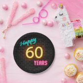 Assiettes En Carton Panneau Neon numéro 60 sur mur en brique (Fête)