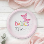 Assiettes En Carton Papillons dus avec deux Baby showers jumeaux<br><div class="desc">Ces adorables plaques en papier baby shower papillon présentent deux papillons roses pour un événement à thème pour filles jumelles. Le design est accentué par le texte ludique "dû à deux BÉBÉS" qui combine écriture à la mode avec des lettres de blocs multicolores pour une plaque de papier fantaisie.</div>