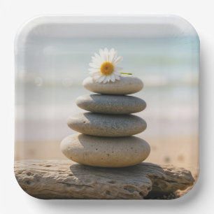 Assiettes En Carton Pâquerette sur un cairn de plage en pierre avec du