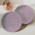 Assiettes En Carton Parties scintillant d'argent moderne Dusty Lilac M<br><div class="desc">Ces élégantes plaques mariages modernes présentent un bord de parties scintillant en faux argent. Customisez facilement le texte blanc sur un arrière - plan lilas poussiéreux,  avec les noms de la mariée et du marié dans la calligraphie d'écriture manuscrite géante sur une grande esperluette.</div>