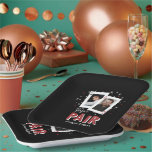 Assiettes En Carton Perfect Pair Casino Theme Couples Photo<br><div class="desc">Parfait pour les amateurs de poker ou de soirée casino, les dîners de répétition, les douches en couple ou les mariages, nos assiettes personnalisées sur le thème du casino disposent d'une paire de cartes à jouer avec les photos et initiales du couple, et "la paire parfaite" en lettrage style Vegas...</div>