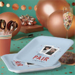 Assiettes En Carton Perfect Pair Casino Theme Couples Photo<br><div class="desc">Parfait pour les amateurs de poker ou de soirée casino, les dîners de répétition, les douches en couple ou les mariages, nos assiettes personnalisées sur le thème du casino disposent d'une paire de cartes à jouer avec les photos et initiales du couple, et "la paire parfaite" en lettrage style Vegas...</div>