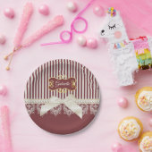 Assiettes En Carton Perles et dentelle Deep Red Stripes Bow et nom (Fête)