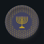 Assiettes En Carton Personnalisable en bleu foncé | HANOUKKA | MENORAH<br><div class="desc">Élégantes Plaques en papier MENORAH bleu foncé, montrant avec faux menorah gris or dans un motif carrelé. Au centre, il y a une image d'une grande menorah qui est PERSONNALISABLE, de sorte que vous pouvez télécharger votre propre image. En dessous, le texte se lit CHAG SAMEACH. Il est également personnalisable...</div>