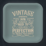 Assiettes En Carton Personnalisé vintage anniversaire whiskey étiquett<br><div class="desc">Vous pouvez ajouter un peu d'originalité à votre collection de placards avec ce design graphique d'anniversaire classique vintage avec des lettres de police de typographie impressionnantes. C'est une excellente idée cadeau pour les hommes, les femmes, les maris, les femmes, les petites amies et les petits amis qui vont adorer cette...</div>