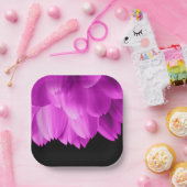 Assiettes En Carton Pétales de fleurs roses chaudes sur noir (Fête)