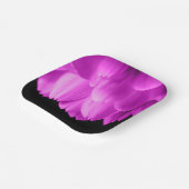 Assiettes En Carton Pétales de fleurs roses chaudes sur noir (Angulaire)