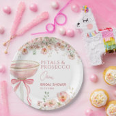 Assiettes En Carton Pétales de rose et prosecco rosé pour une fête de (Fête)