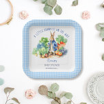 Assiettes En Carton Peter lapin bébé baby shower imprimé<br><div class="desc">Pierre lapin avec une veste bleue et légumes de jardin baby shower monogramme papier imprimé plaques modèle. Un mignon lapin dans une veste bleue debout dans le jardin végétarien pour un bébé baby shower pastel bleu en vichy vaisselle de baby shower personnalisée</div>