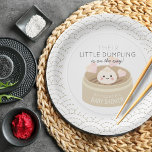 Assiettes En Carton Petit Baby shower blanc à jeter<br><div class="desc">Cette plaque en papier baby shower,  mignonne et kawaii,  "leur petite bouchée est en route",  neutre du genre,  présente une bouchée avec un visage souriant dans un vapeur chinois sur un arrière - plan blanc avec des motifs à vague grise. Personnalisez-le selon vos besoins.</div>