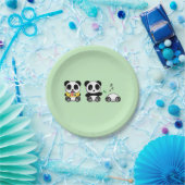 Assiettes En Carton Petites pandas mignonnes sur vert (Fête)