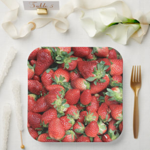 Assiettes En Carton Photo de fraises rouges juteuses