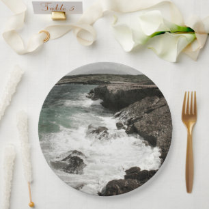Assiettes En Carton Photo de vagues déferlantes sur la côte