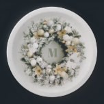 Assiettes En Carton Pin neigeux - couronne de Noël<br><div class="desc">Les plaques en papier de vacances sont ornées de votre monogramme initial au milieu d'une belle couronne de pin enneigée ornée de fleurs et d'ornements blancs et dorés d'arbres de Noël.</div>