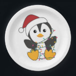 Assiettes En Carton Pingouin Noël Neige Hiver Animaux Penguins Adu<br><div class="desc">Le pingouin pour Noël avec des lumières de fées. Animaux amusants avec des cadeaux et de la neige pour les vacances. Aussi drôle pour Noël en juillet. Les pingouins sont des animaux mignons et parfaits pour Noël.</div>