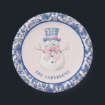 Assiettes En Carton Pink & Blue Christmas Snowman W/ Damask Border<br><div class="desc">Ce design de Noël a un design primitif du grand-millénaire avec un Snowman dans un pot de Chinoiserie bleu et blanc sur un arrière - plan rose vif avec une bordure damassée bleu marine autour du bord.</div>