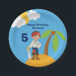 Assiettes En Carton Pirate Boy Beach Été Piscine pour enfants Annivers<br><div class="desc">Bleu cool customisé des assiettes de fête d'anniversaire pirate avec un garçon habillé en boucaner sur une plage avec un mignon palmier. Ajoutez le nom et l'âge de votre enfant pour une décoration de fête personnalisée.</div>