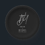 Assiettes En Carton Plaque de papier Mariage noir et blanc personnalis<br><div class="desc">Ajoutez une touche d'élégance à votre réception de mariage avec ces plaques personnalisées en papier. Doté d'un grand script brossé deux monogramme initial avec le nom du couple et la date mariage ci-dessous en police sans serif moderne, ce design est parfait pour une célébration sophistiquée et élégante. Le texte blanc...</div>