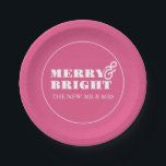 Assiettes En Carton Plaques en papier Joyeux et rose vif<br><div class="desc">Ces plaques uniques en papier de Noël portent les mots "Merry & Bright" en gras typographie blanche et un arrière - plan rose vif. Utilisez les champs modèle pour ajouter votre texte personnalisé. Pour voir le thème de la fête d'hiver moderne assorti dans magenta visitez www.zazzle.com/dotellabelle</div>