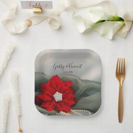 Assiettes En Carton Poinsettia rouge et perles sur le mariage d'hiver (Mariage)