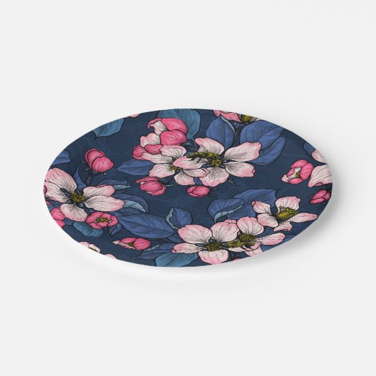 Assiettes En Carton Pomme fleurit sur un bleu foncé (Angle)